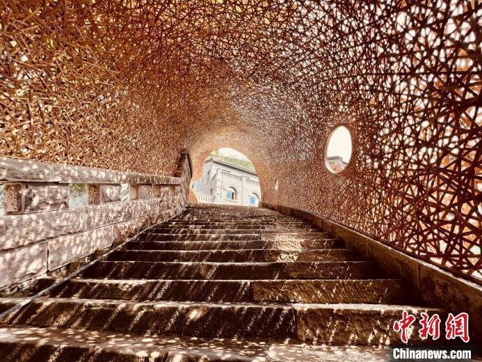 图为重庆开埠遗址公园内的竹溯百年&middot;竹编艺术装置。　重庆开埠遗址公园供图