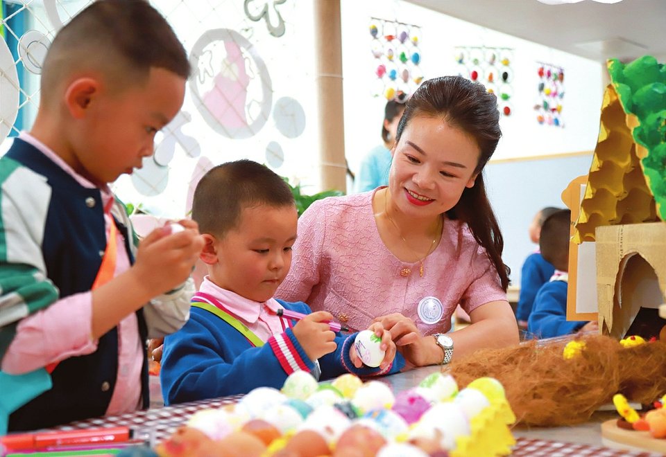 5月29日，运城市盐湖区第五实验幼儿园举办了第二届科技节活动，让孩子们在有趣的科学小实验中探索科学的奥妙。本报记者王瑞瑞摄