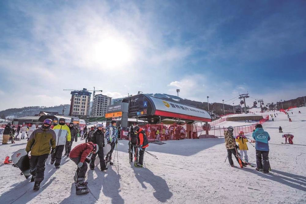 上个雪季，万峰通化滑雪度假区迎来客流高峰。（资料图片）王闯 摄