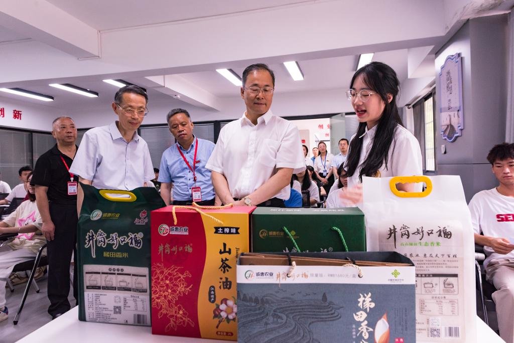 孙洪山了解学院大学生创新创业大赛项目