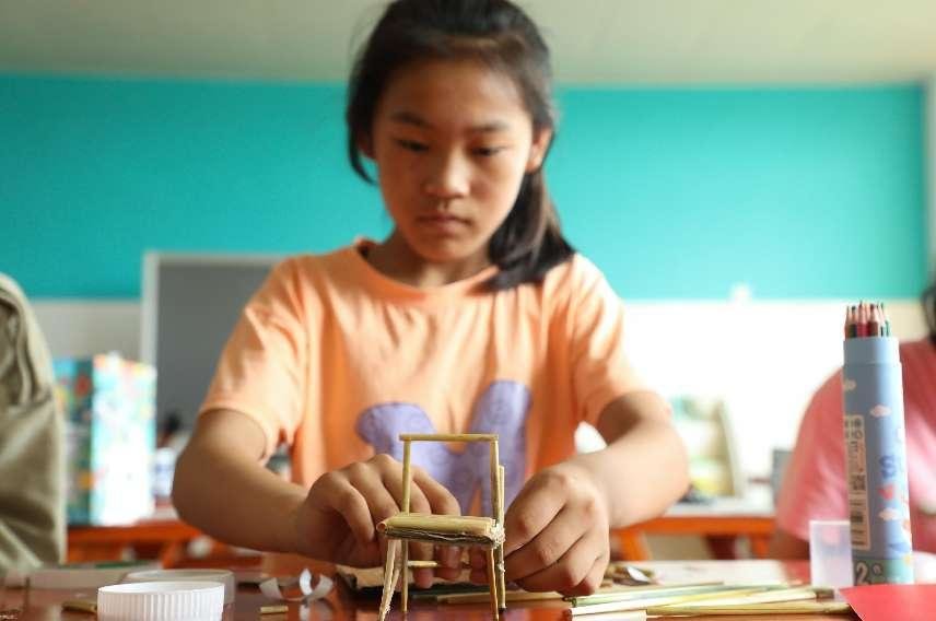 （6月2日，在肥西县铭传乡中心学校，学生用秸秆制作的手工小椅子。 陈家乐 摄）