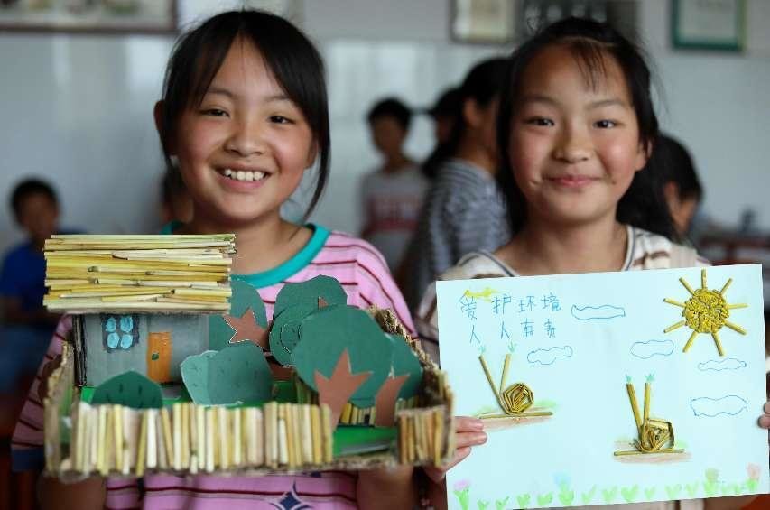 （6月2日，在肥西县铭传乡中心学校，学生展示自己制作的“世界环境日”主题手工艺品。 陈家乐 摄）