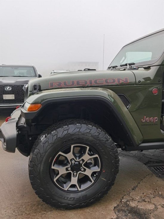 23款牧马人外观沿用了jeep经典的七孔式进气格栅,圆形大灯组以及宽体