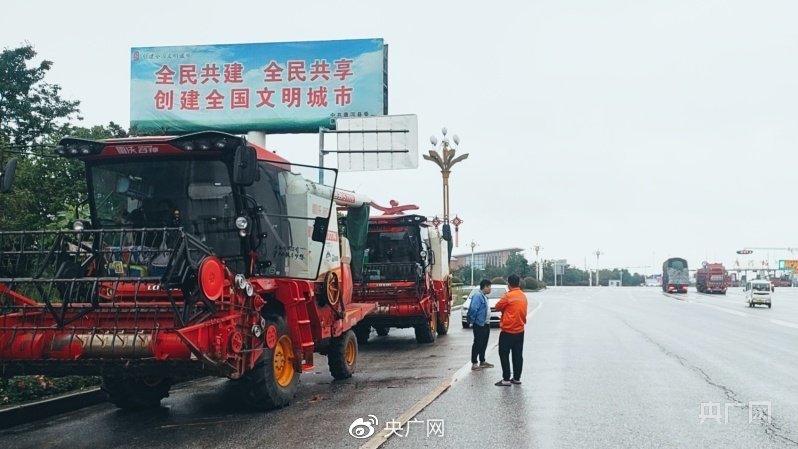 唐河县高速收费站附近，焦作收割机手韩凯正在考虑下步行程。央广网 图