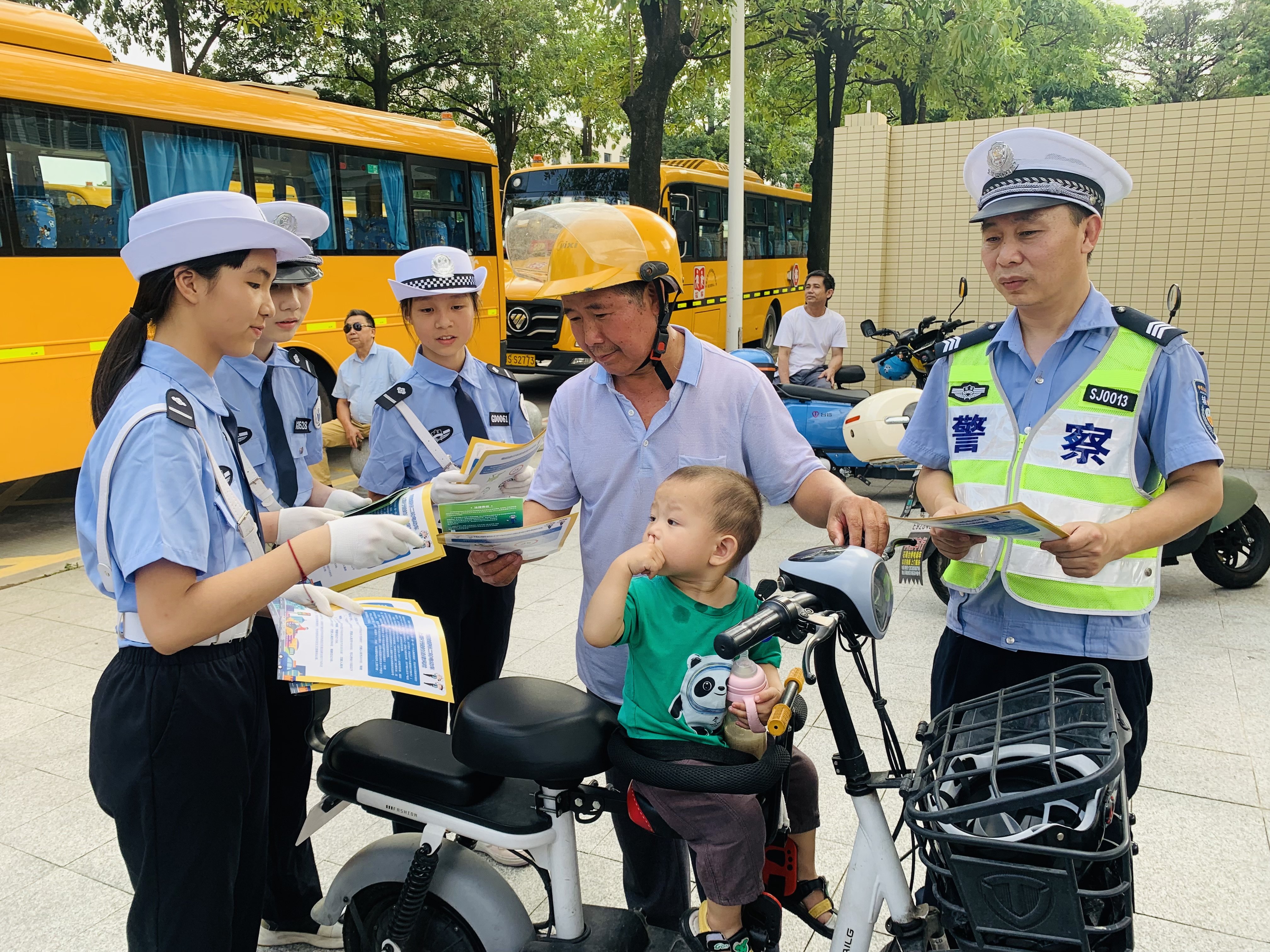东莞交警丨石碣交警积极开展“少年小交警” 助力文明行活动