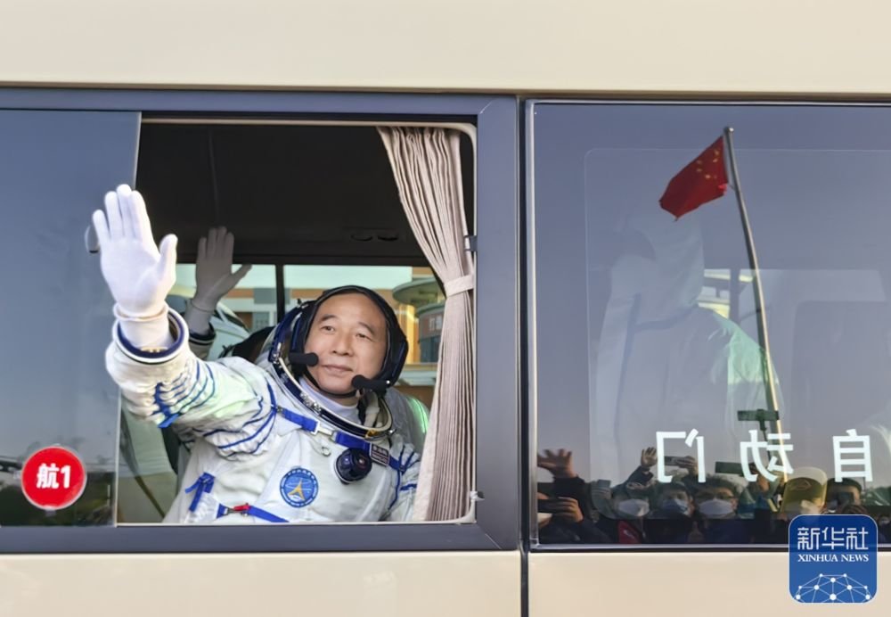 ↑这是航天员景海鹏在出征仪式上 新华社记者 李刚 摄