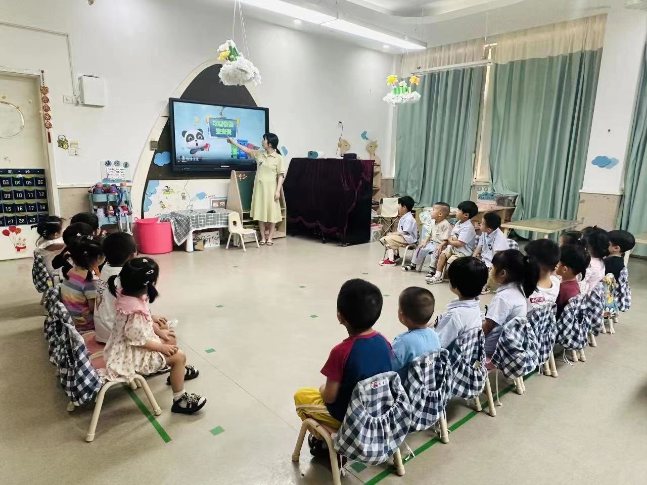 绮遇不“瓶”凡——姜山幼儿园奥克斯园小班段垃圾分类活动