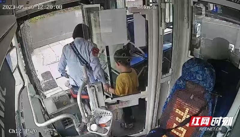 车辆到站后，周慧牵着小男孩的手下车。