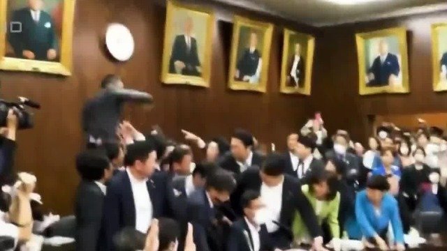 日本通过难民法修正案，反对派大打出手，场面混乱