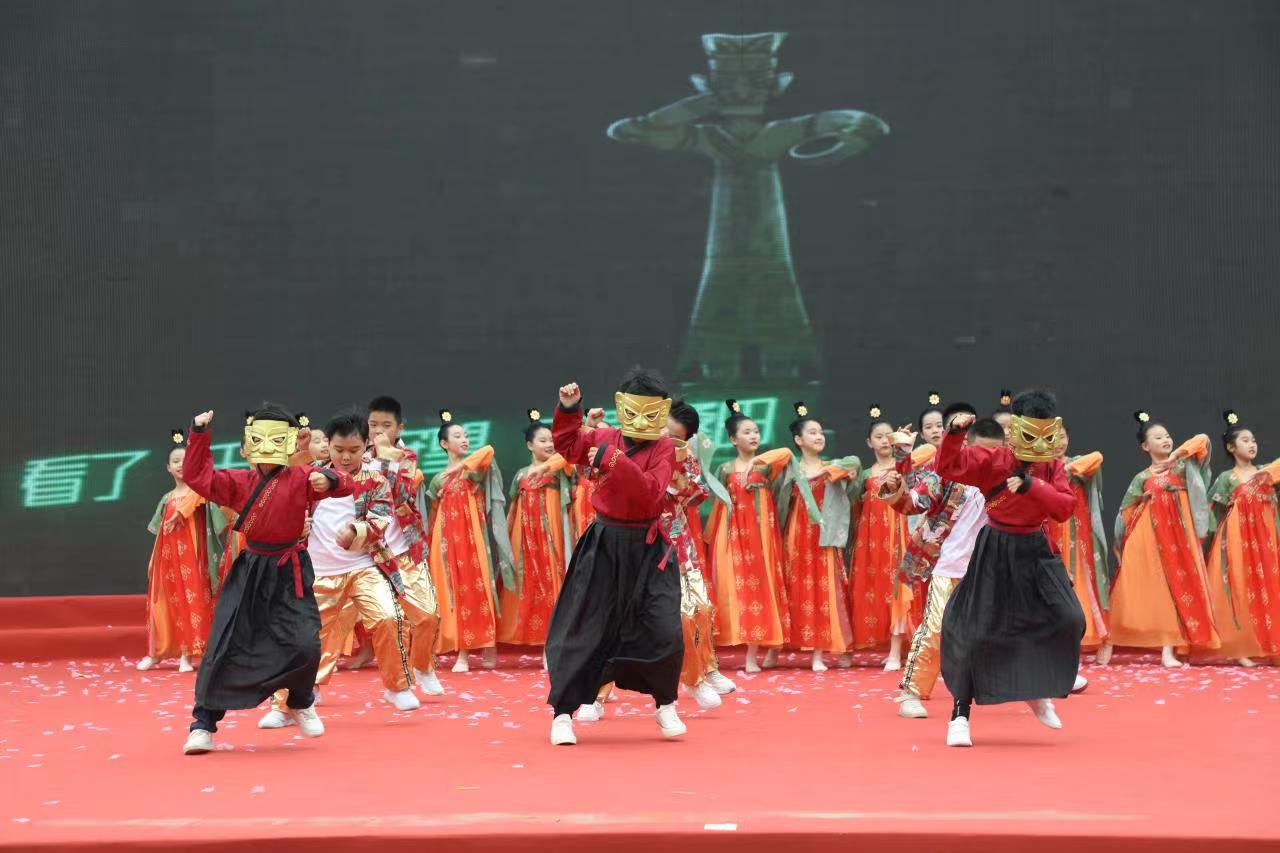 艺“炫”中国梦,同“享”地球村|青岛桦川路小学2023年庆“六一”“十个一”项目艺术节成果汇演暨“国际理解教育周系列活动”