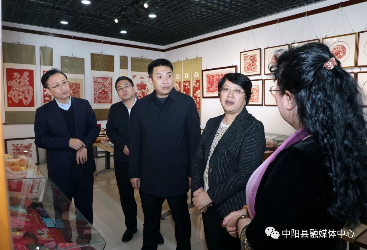 图为吕梁市委常委、宣传部部长高奇英在华艺民俗剪纸文创基地调研（图源：中阳县融媒体中心）