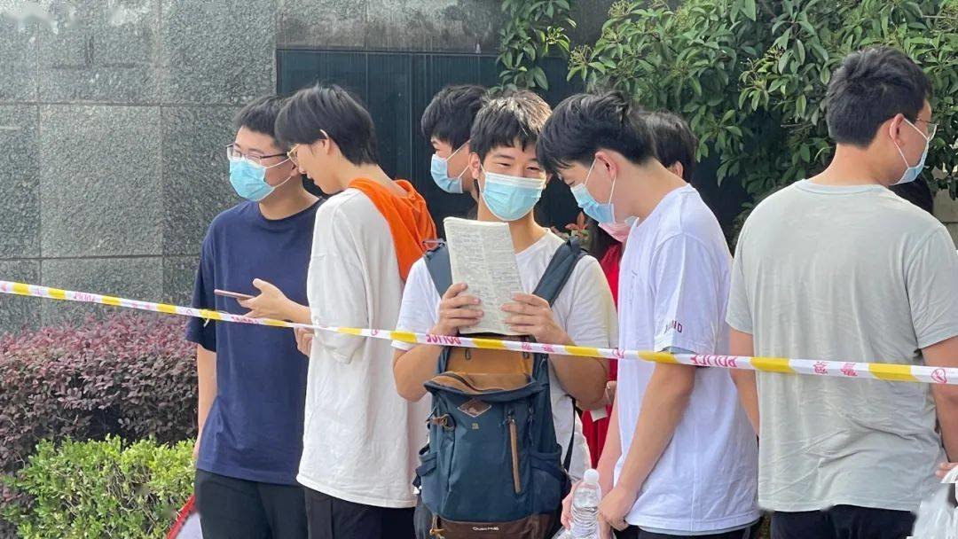 高考首日忘带证件跑错考场继续“上演” 网友:感觉交警比考生还紧张__凤凰网