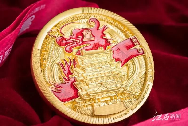 ▲李淳设计的首届中国南昌国际龙舟赛奖牌。