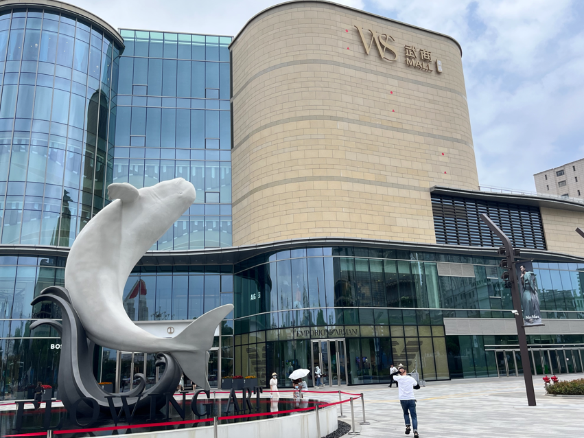 南昌武商MALL消防不到位 大量易燃货物堆在人防工程区域