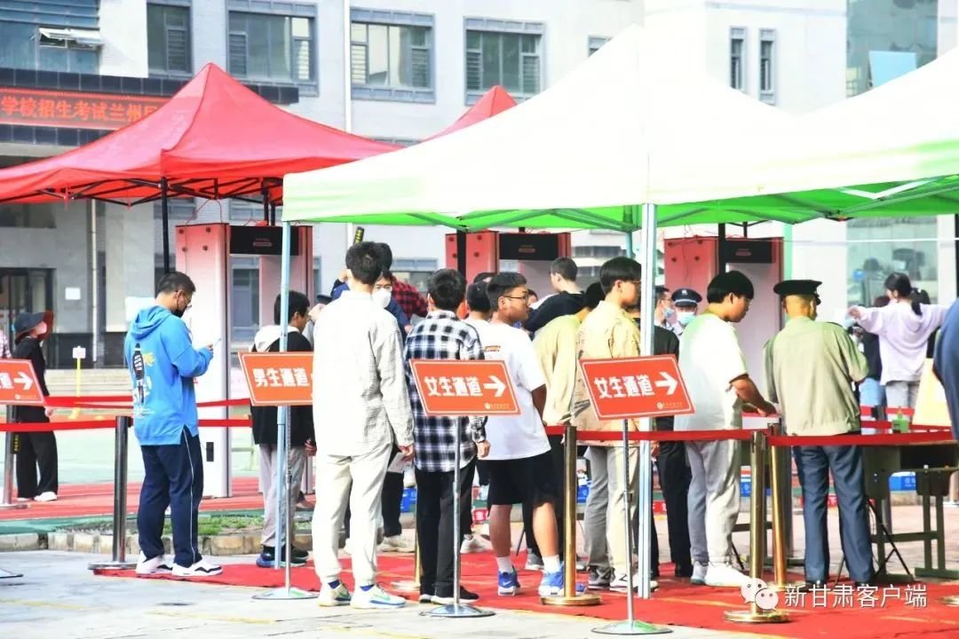 早上7时40分许，考生陆续到达兰州民族中学考点，准备安检进场。