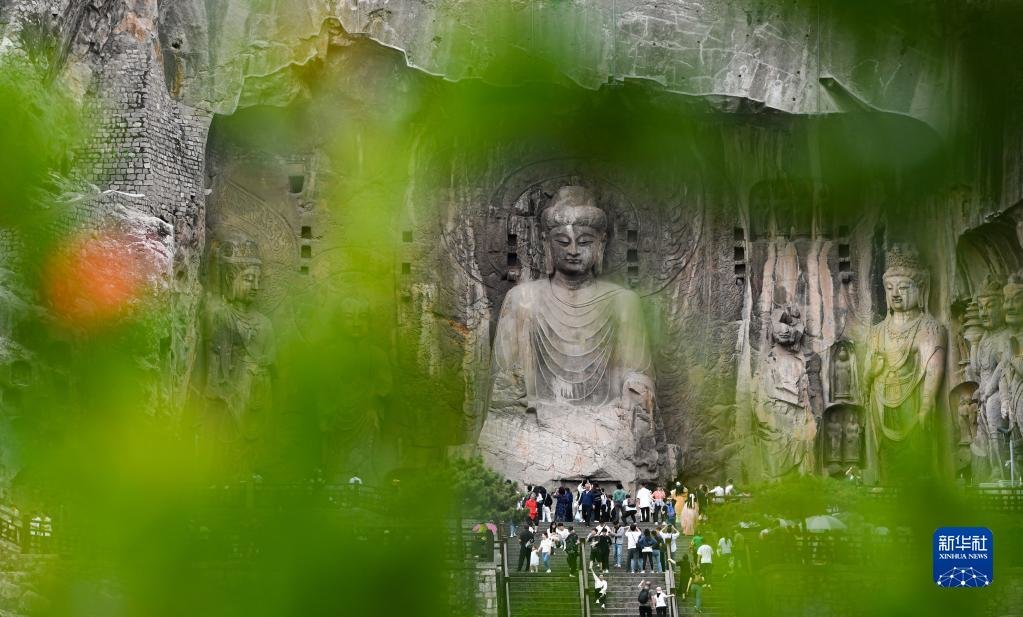 6月5日，游客在洛阳龙门石窟景区游览。
