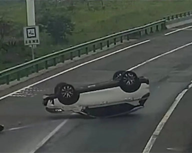 
合肥一小汽车高速翻车！下一幕他果断出手…… height=