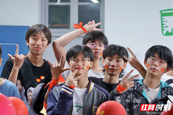 高中最后一次班会课,老师们将一个个飘着清香的糕粽(寓意高中)送到学生手中,学生们合影留念自己的高中生活。