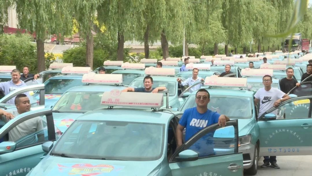 会宁县组织开展出租车和公交车“爱心送考”活动，免费为高考考生及家长提供接送服务。