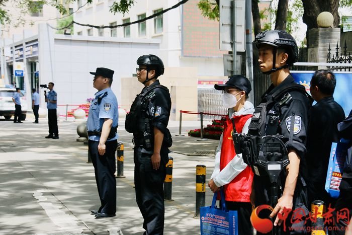 公安和志愿者为高考保驾护航