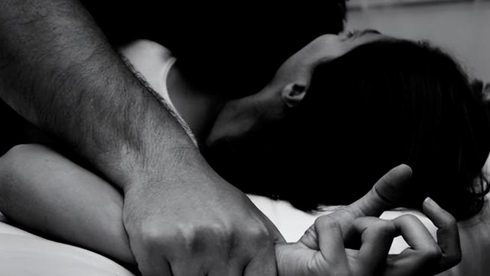 山西一宿管多次强奸学生聋哑母亲被判刑4年，曾下跪道歉后又扬言：保证书只是废纸一张