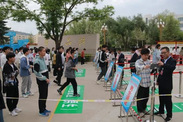 通渭县考生们陆续进入考点