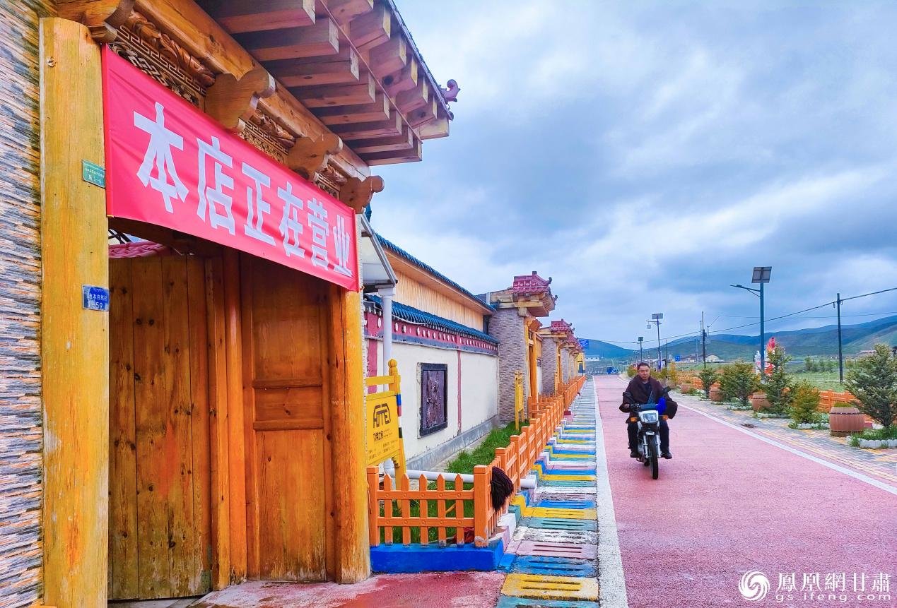 尕秀村内藏家民居整齐排列 马斌 摄