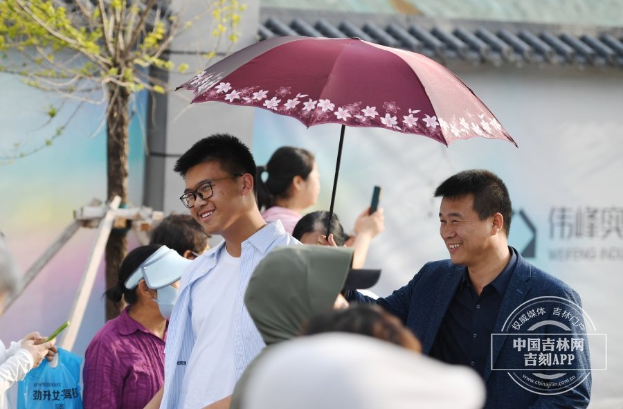 家长为考生保驾护航