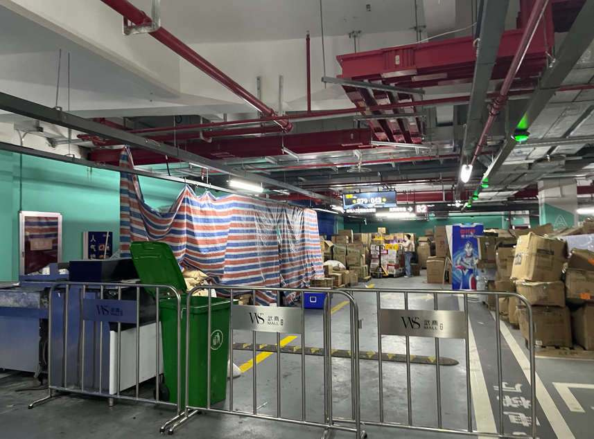 南昌武商MALL消防不到位 大量易燃货物堆在人防工程区域