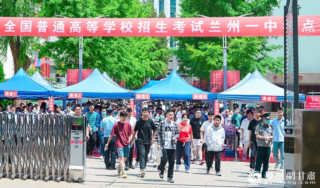 语文考试结束后，学子阔步走出考场。李德宇 摄