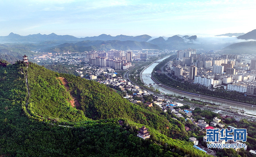 6月1日,晨曦中的商洛市商州区云雾缭绕。