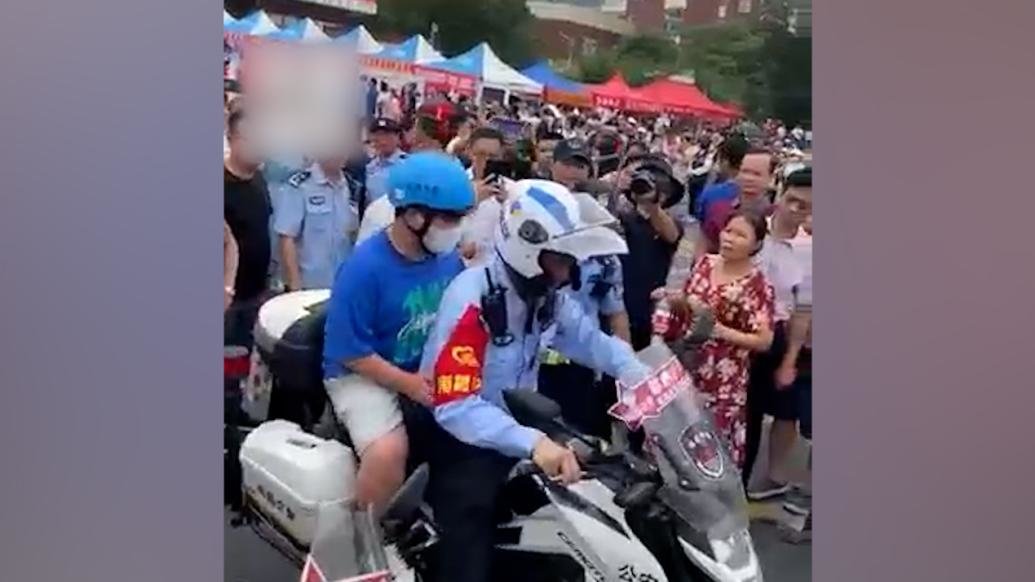 高考考生考前15分钟走错考点，南昌交警紧急送至考场
