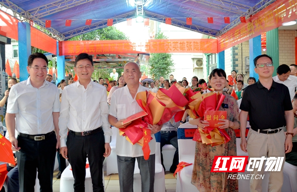 湖南省退役军人事务厅党组书记、厅长谢春（右一），常德市委书记曹志强（左二）看望慰问航天员张陆的父母。