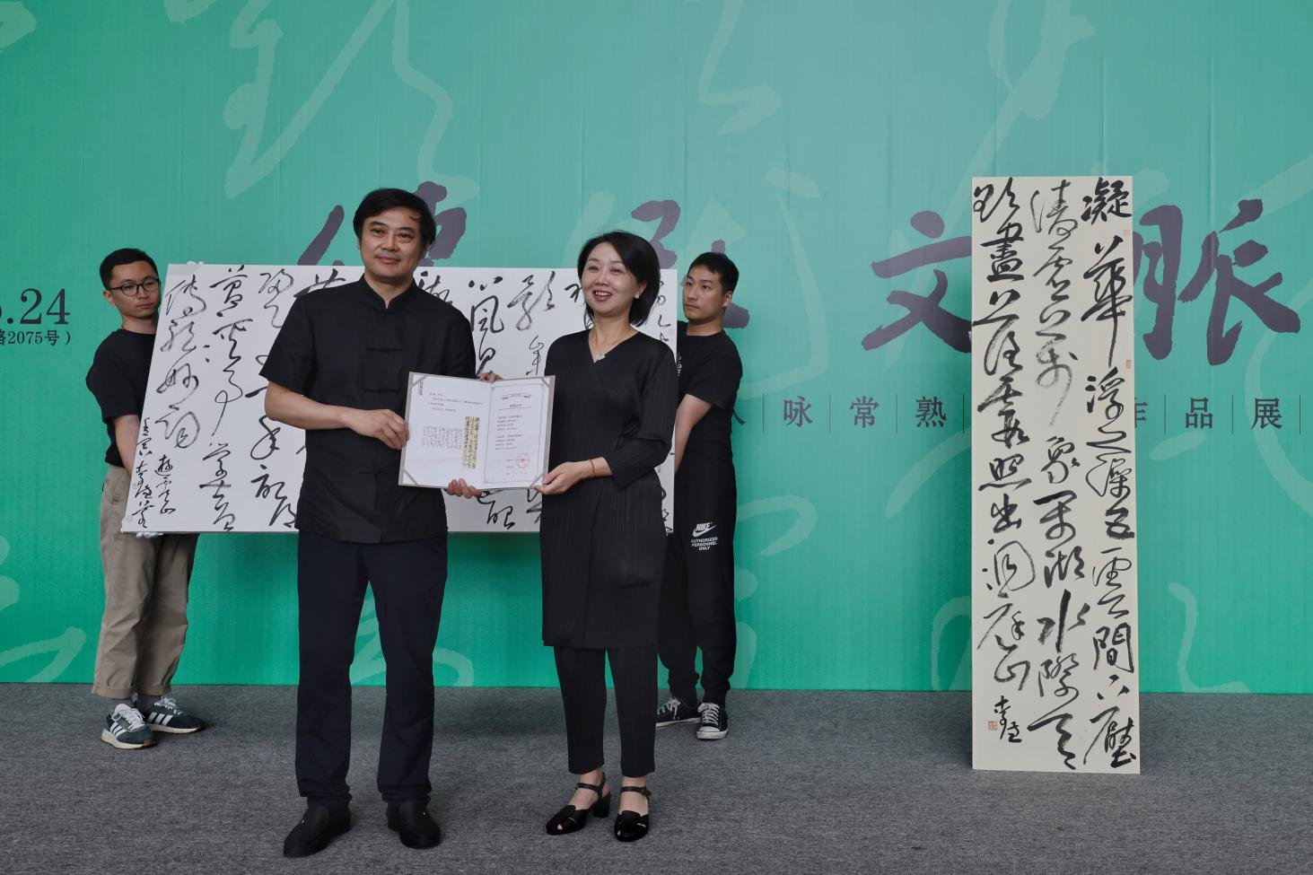 李谦（前排左）向苏州美术馆捐赠作品，苏州美术馆副馆长杨艺（前排右）接受捐赠并颁发收藏证书