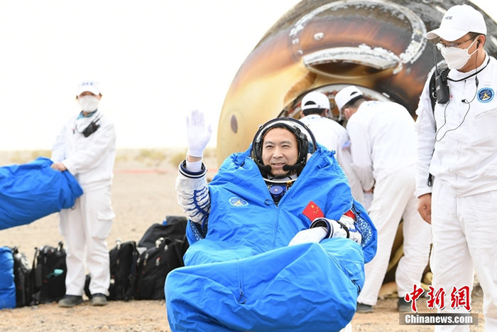 图为航天员费俊龙安全顺利出舱。汪江波 摄