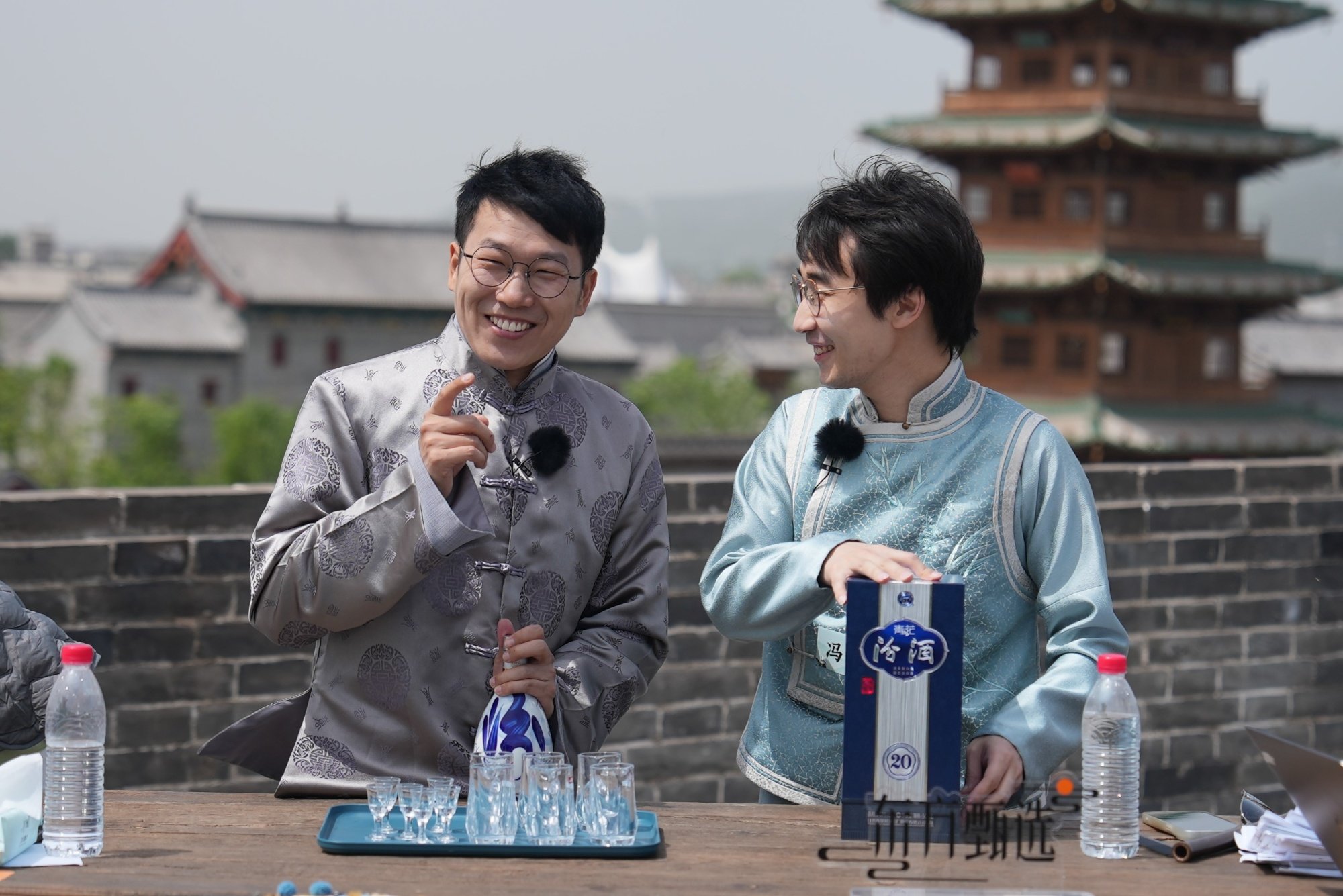 图为东方甄选主播明明（左）、冯冯（右）讲解汾酒