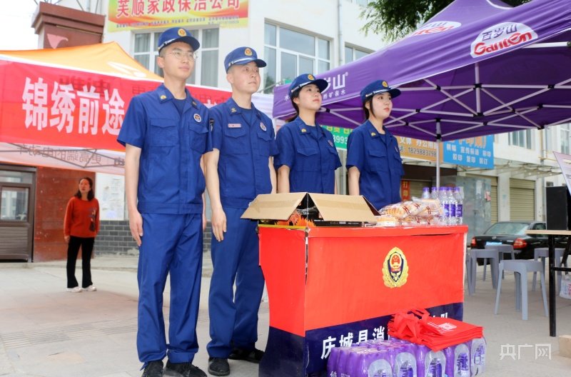 6月7日,甘肃省庆阳市庆城县消防救援大队在陇东中学考点设置“爱心助考加油站”,为考生提供矿泉水、急救药箱、面包、文具等物品,以及紧急接送服务。(央广网发 冯晓晓 摄)