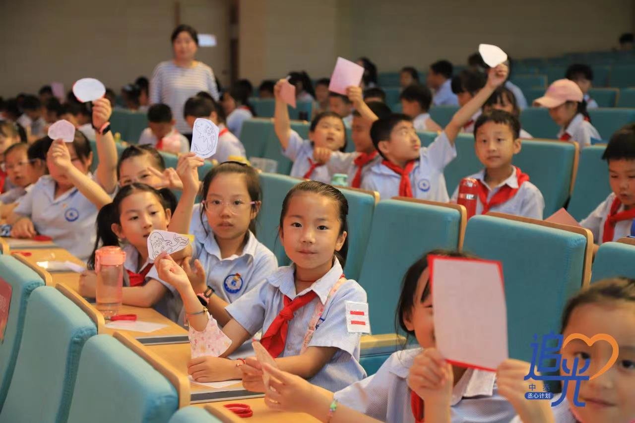 铜陵师范附小的学生现场体验非遗剪纸