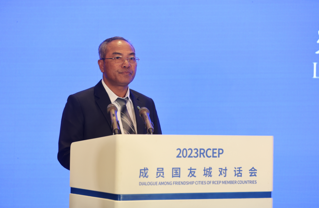 老挝人民革命党中央委员、阿速坡省省委书记、省长列&middot;赛亚鹏致辞