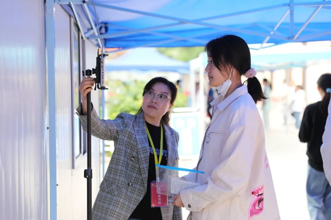 天水市第五中学考点第一考考生进入考点时进行身份识别