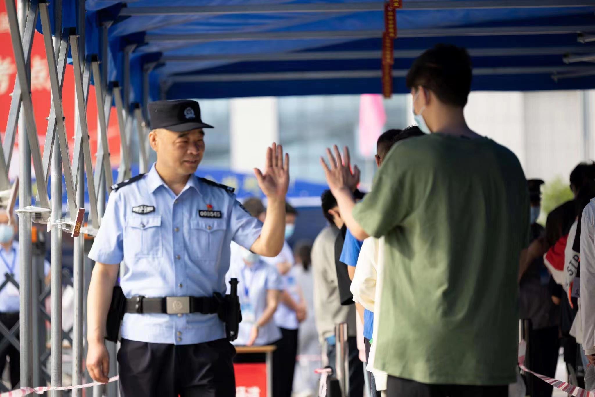 是考生家长 更是暖心民警
