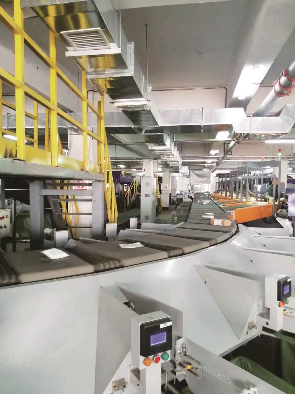 一双双袜品经过快递分拣发往全国各地。