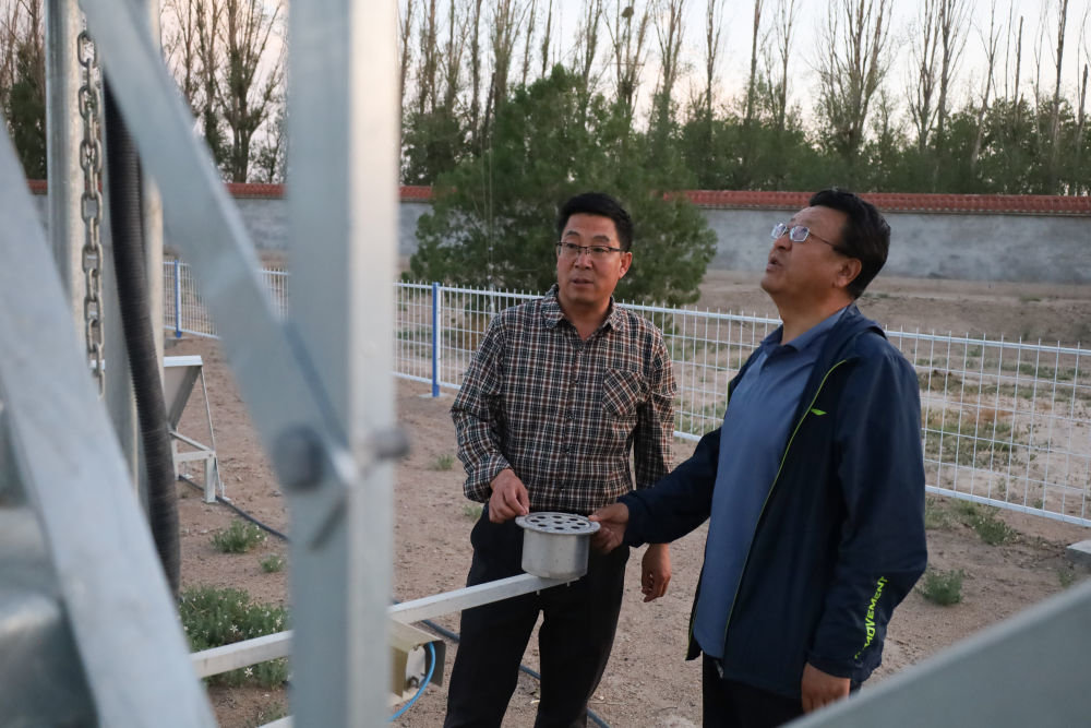 5月31日，在甘肃省治沙研究所民勤治沙综合试验站，科研人员查看沙尘暴观测塔运行情况。