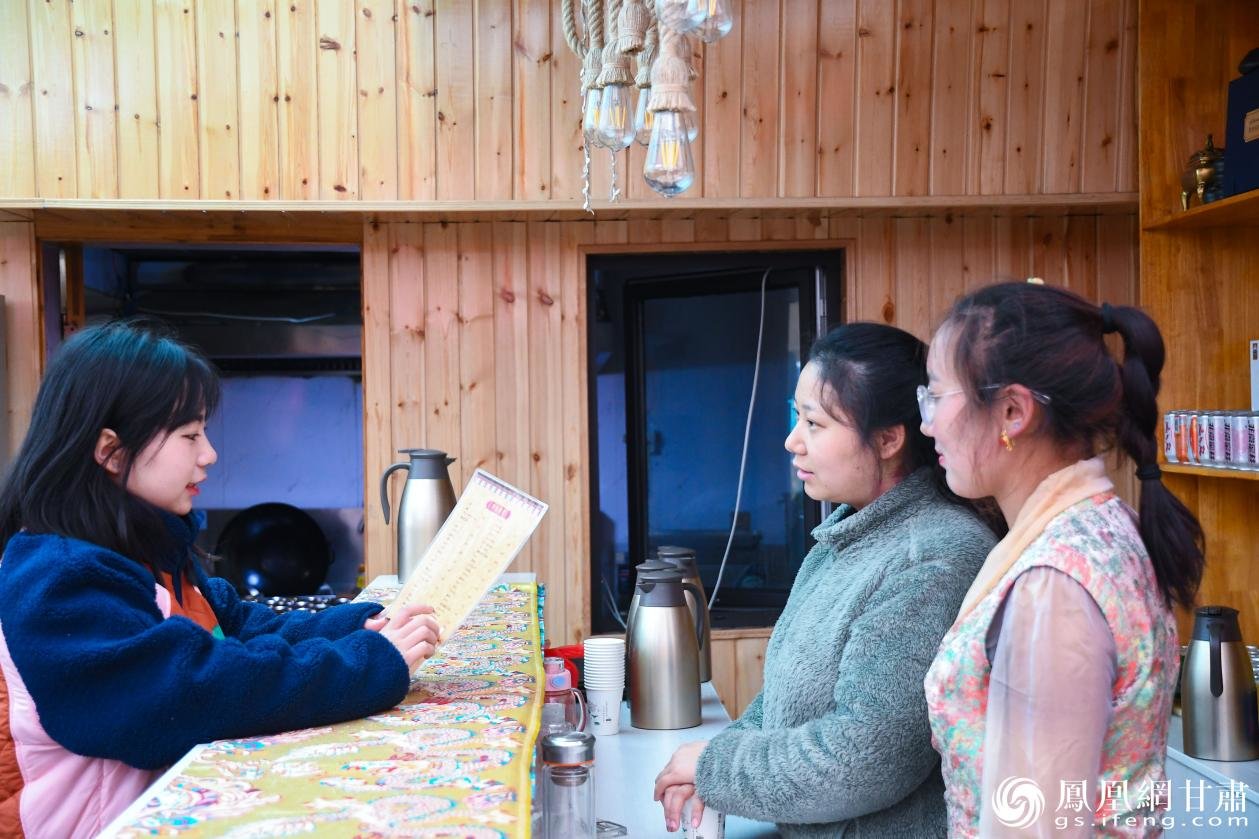 尕秀村的藏家乐内，游客正在看菜单。李杨 摄