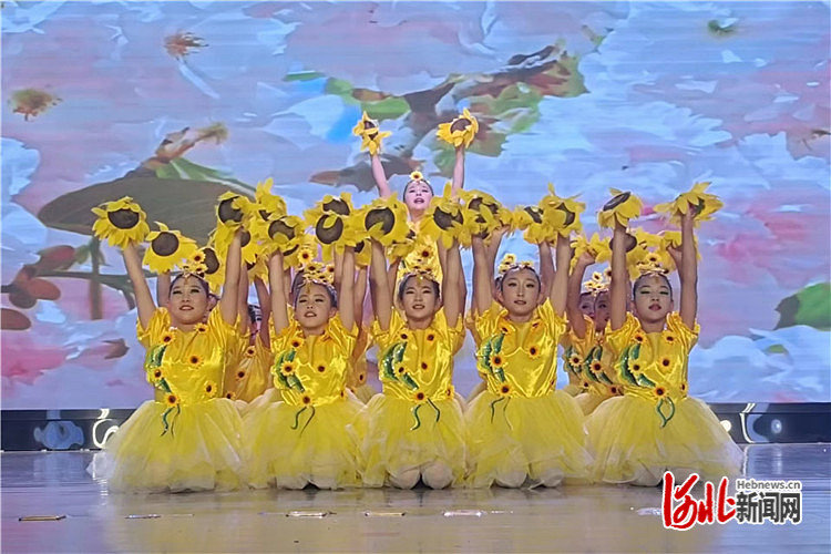 图为演出现场。