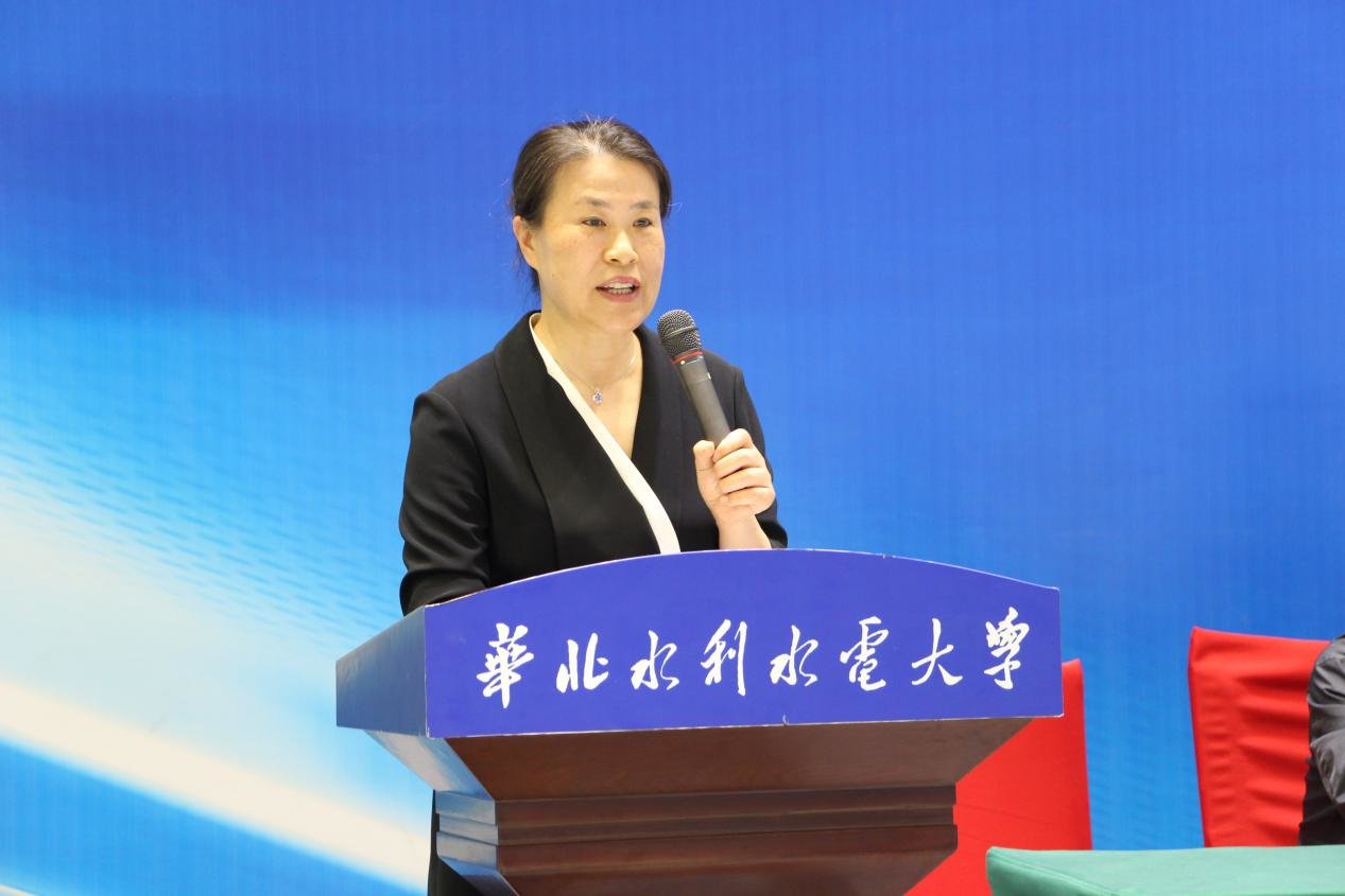 华北水利水电大学副校长、河南省人工智能学会理事长刘雪梅主持开幕式