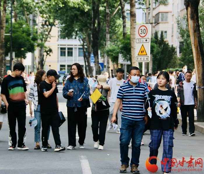 家长陪伴学生走出考场