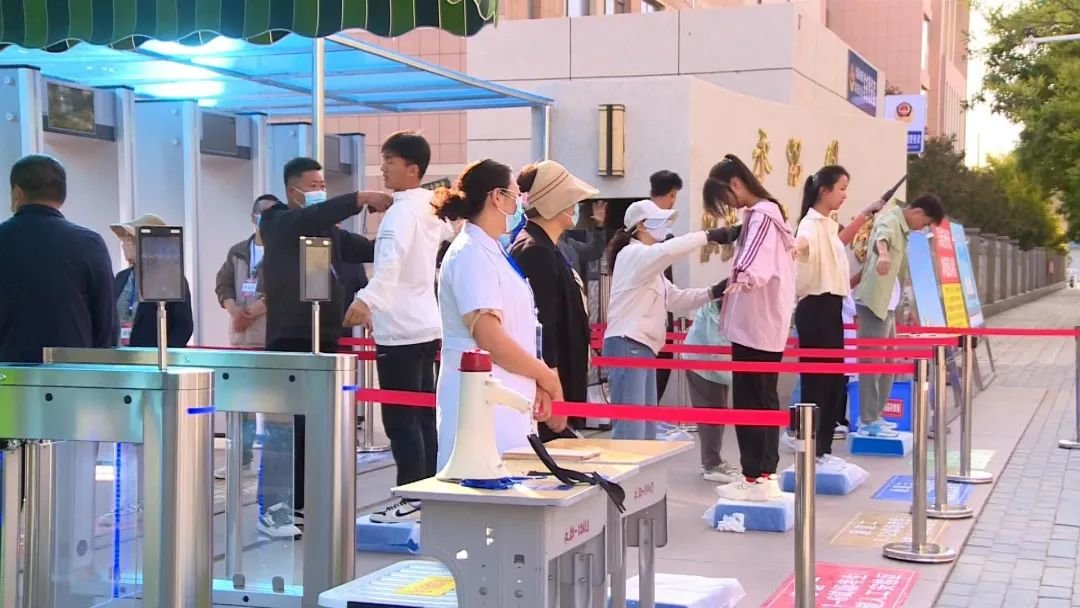 永昌县考点，考生有序安检，步入考场。