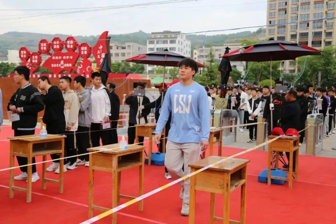 西和县考生接受安检、自信入场