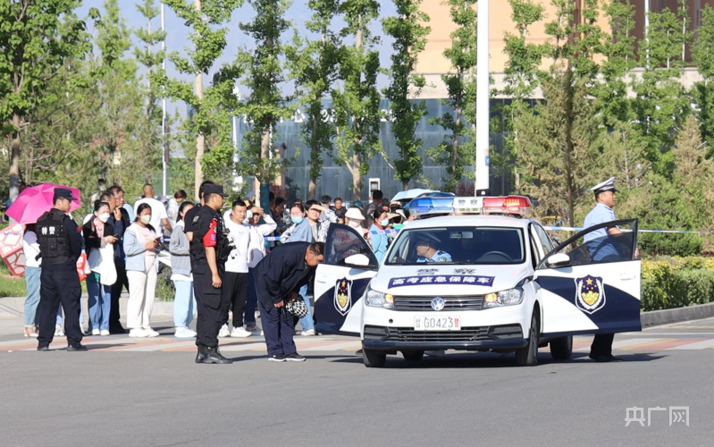 6月7日上午,甘肃省张掖市公安局甘州分局民警将一名忘带证件的考生及其家长准时送达考点时,该家长向执勤民警鞠躬致谢。(央广网发 张掖市公安局甘州分局 供图)